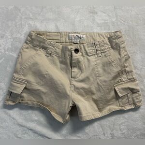 Y2K GUESS women's light beige mid rise mini cargo shorts, 26".